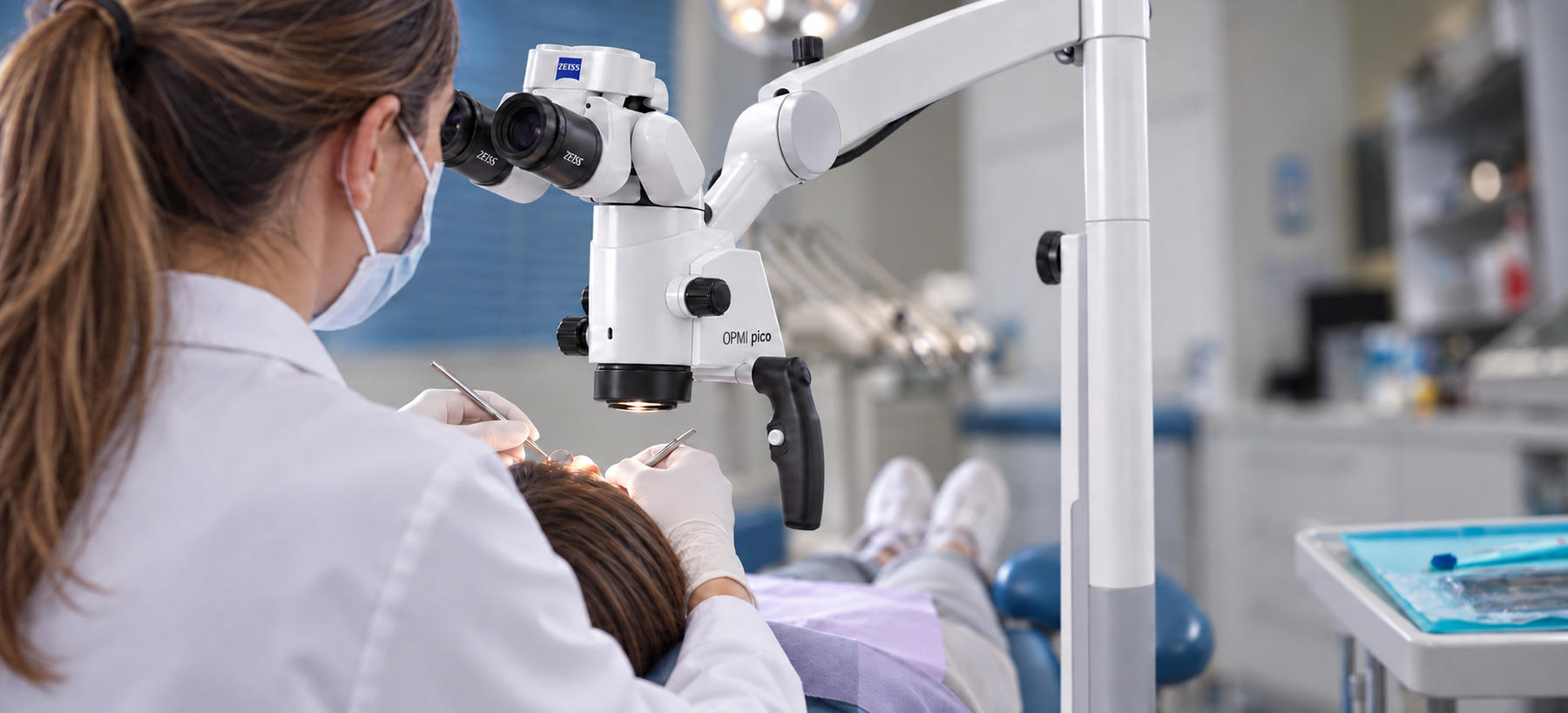 Лечение каналов зуба под микроскопом ZEISS OPMI pico Mora в кабинете Z32.